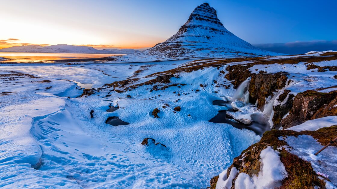wallpaper et fond écran montagne cascades Islande mountain waterfalls Iceland nature pays paysage landscape magnifique hiver winter neige snow beau beautiful voyage travel tourist tourisme picture photo photographie photography