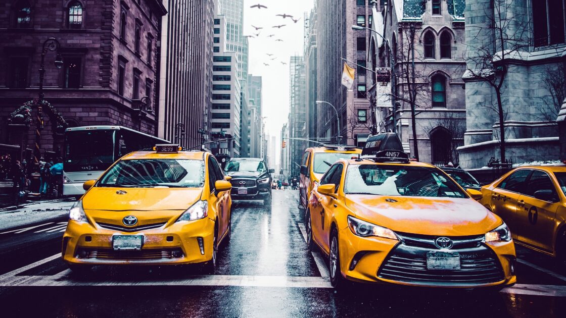 wallpaper et fond écran taxis jaunes Yellow cabs New York Amérique America voitures cars ville city Times square mythique automobile véhicule transport pays country voyage travel picture photographie photography