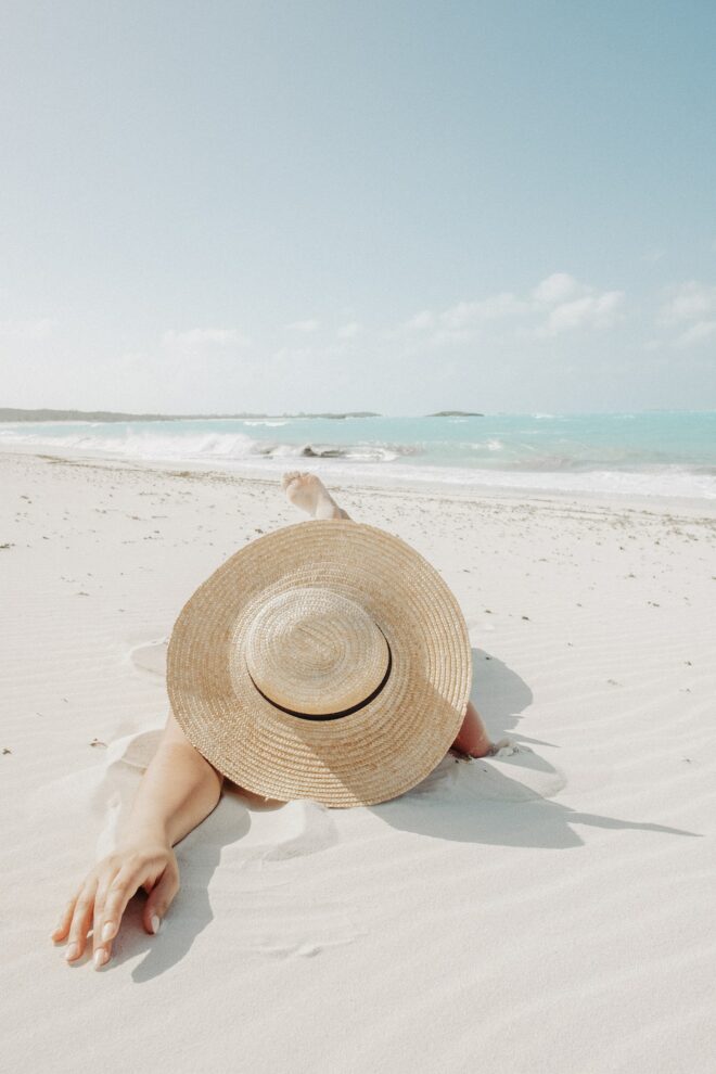 wallpaper et fond écran téléphone phone femme woman plage beach été summer vacances holidays nature soleil sun mer sea chapeau hat paradis picture photo photos photographie photography