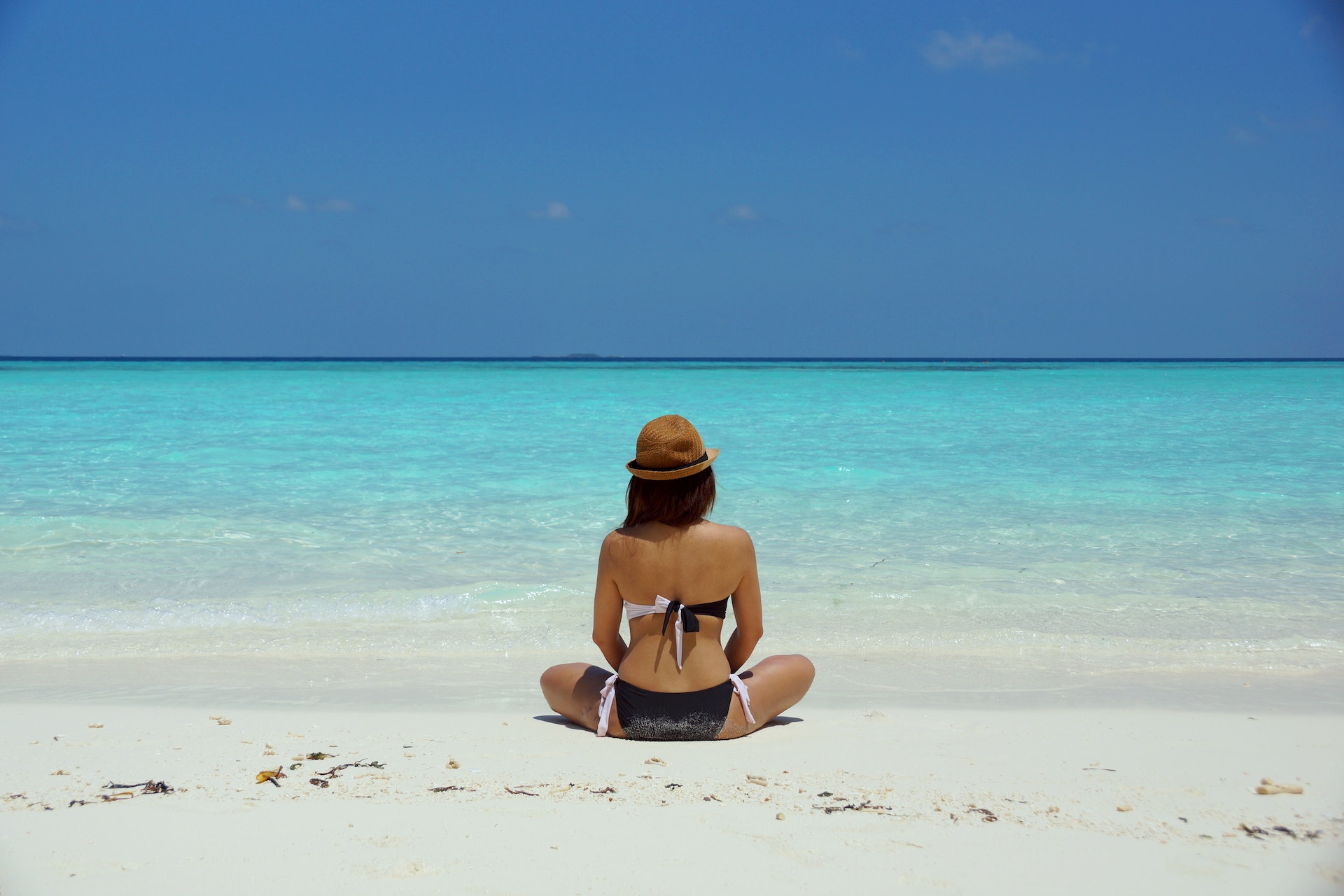 wallpaper et fond écran ordinateur phone femme woman plage beach été summer vacances holidays nature soleil sun mer sea chapeau hat paradis picture photo photos photographie photography